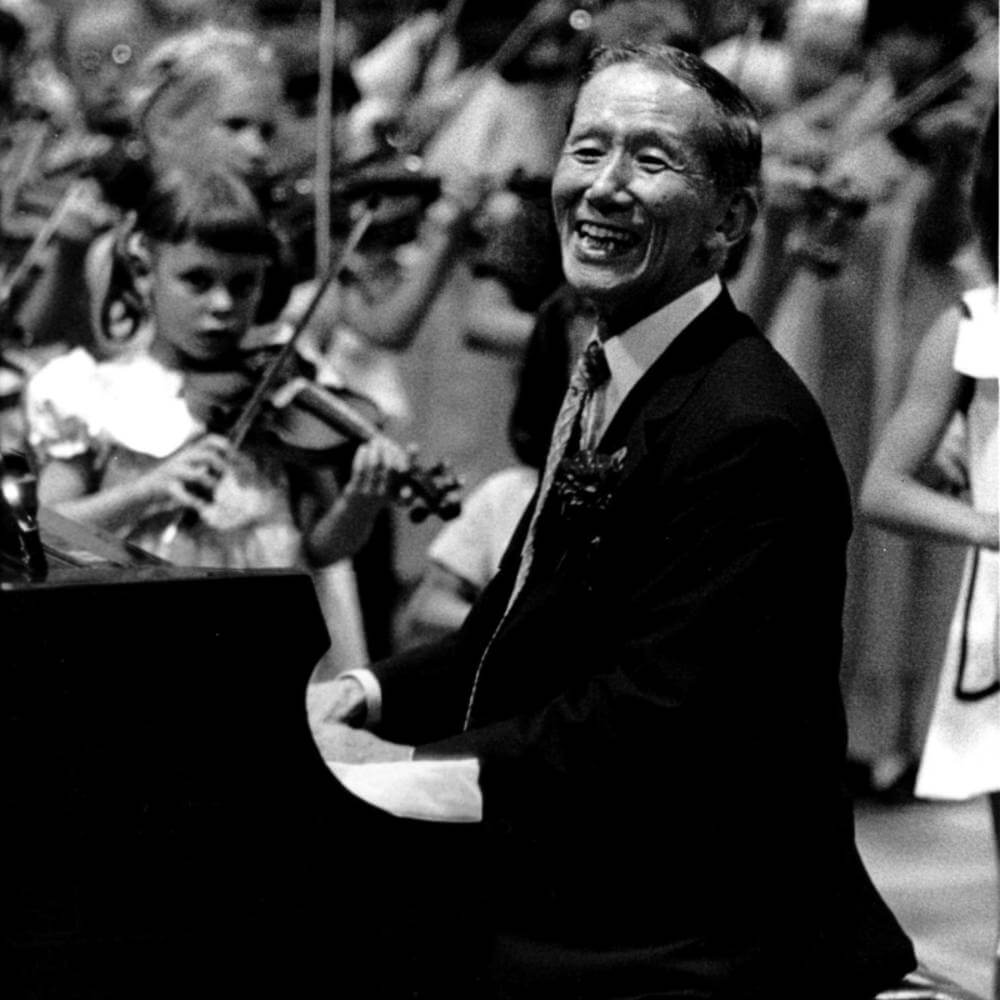 Suzuki leading - Northern Virginia Suzuki Violin Studio Dr. Suzuki leading a group of students at the piano.